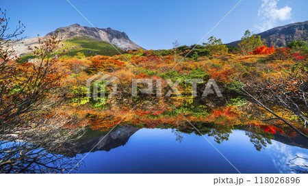 秋の那須岳（茶臼岳）、「ひょうたん池」の紅葉リフレクション【栃木県・那須塩原市】 118026896