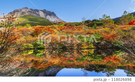 秋の那須岳(茶臼岳)、「ひょうたん池」の紅葉リフレクション【栃木県・那須塩原市】 秋の那須岳(茶臼岳)、「ひょうたん池」の紅葉リフレクション【栃木県・那須塩原市】 118026898
