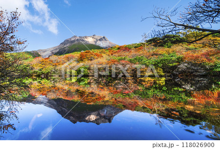 秋の那須岳（茶臼岳）、「ひょうたん池」の紅葉リフレクション【栃木県・那須塩原市】 118026900