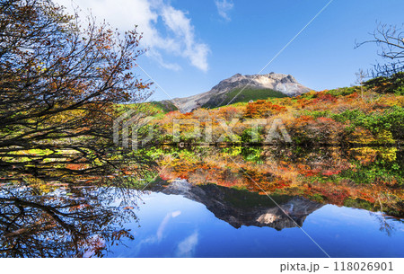 秋の那須岳（茶臼岳）、「ひょうたん池」の紅葉リフレクション【栃木県・那須塩原市】 118026901