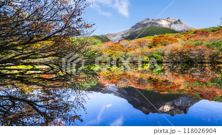 秋の那須岳（茶臼岳）、「ひょうたん池」の紅葉リフレクション【栃木県・那須塩原市】 118026904