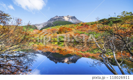 秋の那須岳（茶臼岳）、「ひょうたん池」の紅葉リフレクション【栃木県・那須塩原市】 118026911