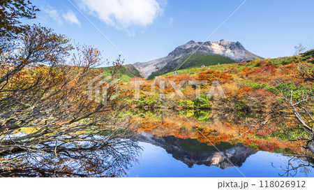秋の那須岳（茶臼岳）、「ひょうたん池」の紅葉リフレクション【栃木県・那須塩原市】 118026912