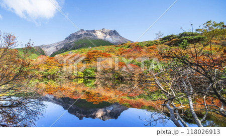 秋の那須岳（茶臼岳）、「ひょうたん池」の紅葉リフレクション【栃木県・那須塩原市】 118026913