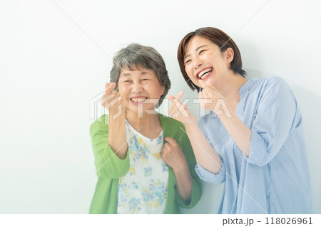 おばあちゃんと孫　ハート 118026961