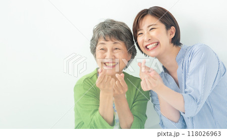 おばあちゃんと孫 ハート おばあちゃんと孫 ハート 118026963