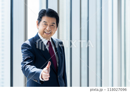 握手するシニアのビジネスマン　撮影協力：学校法人電波学園　東京電子専門学校 118027096