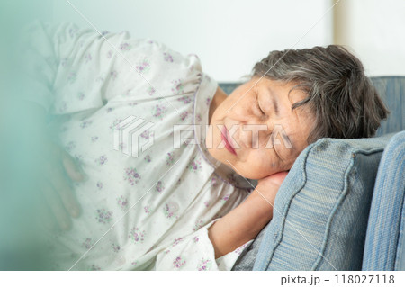 シニア女性 病気 急病 シニア女性 病気 急病 118027118