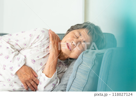 シニア女性　病気　急病 118027124