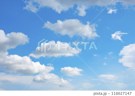 夏の青空と雲 118027147