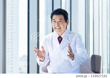 話すシニアの医師　撮影協力：学校法人電波学園　東京電子専門学校 118027182