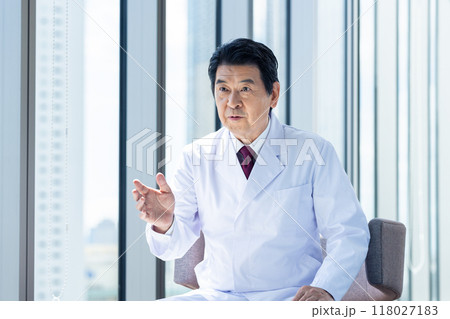 話すシニアの医師　撮影協力：学校法人電波学園　東京電子専門学校 118027183