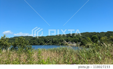 ポロト湖と対岸の復元チセ ポロト湖と対岸の復元チセ 118027233