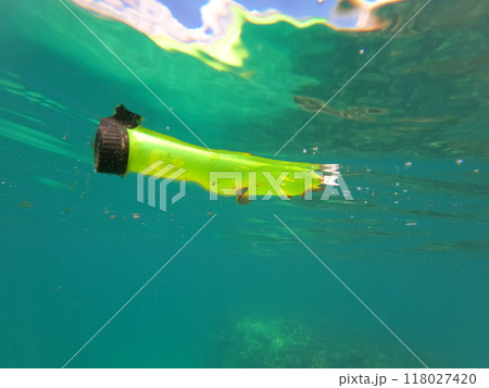 自然保護 海を漂うペットボトルゴミ 自然保護 海を漂うペットボトルゴミ 118027420