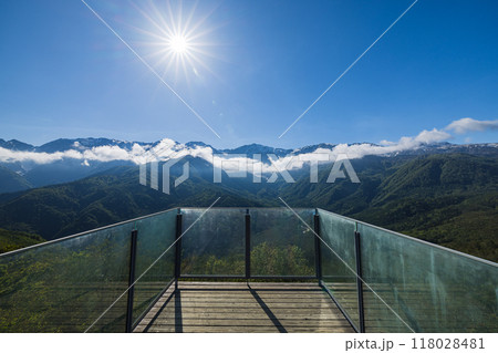 日本 長野県北安曇郡白馬村の白馬岩岳山頂にあるハクバマウンテンハーバーから見える白馬三山 日本 長野県北安曇郡白馬村の白馬岩岳山頂にあるハクバマウンテンハーバーから見える白馬三山 118028481