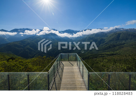 日本　長野県北安曇郡白馬村の白馬岩岳山頂にあるハクバマウンテンハーバーから見える白馬三山 118028483