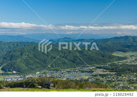 日本　長野県北安曇郡白馬村の白馬岩岳山頂にある白馬岩岳マウンテンリゾートからのパノラマ風景 118028492
