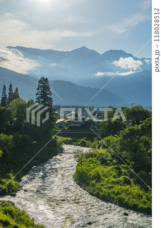 日本　長野県北安曇郡白馬村の大出公園展望台から見える大出の吊橋と姫川と白馬三山 118028512