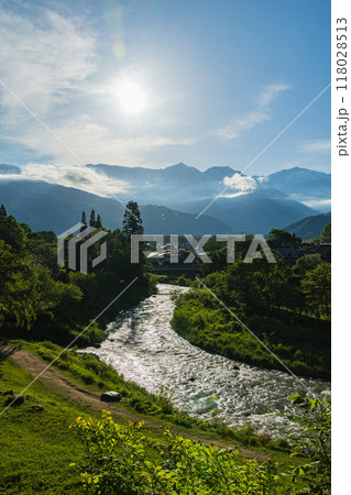 日本　長野県北安曇郡白馬村の大出公園展望台から見える大出の吊橋と姫川と白馬三山 118028513