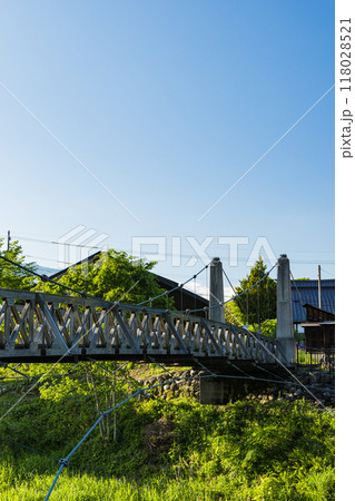 日本 長野県北安曇郡白馬村の大出公園を流れる姫川に架かる大出の吊橋 日本 長野県北安曇郡白馬村の大出公園を流れる姫川に架かる大出の吊橋 118028521