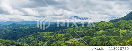 日本　長野県長野市鬼無里の大望峠から眺める北アルプスと新緑に覆われた山々 118028720