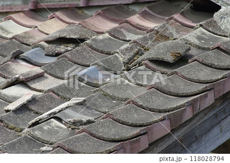 朽ちるセメント瓦のやる.屋根の様子 118028794