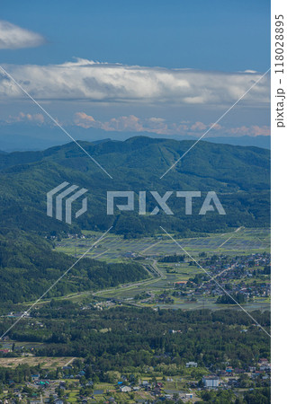 日本　長野県北安曇郡白馬村の白馬岩岳山頂にある白馬岩岳マウンテンリゾートからのパノラマ風景 118028895
