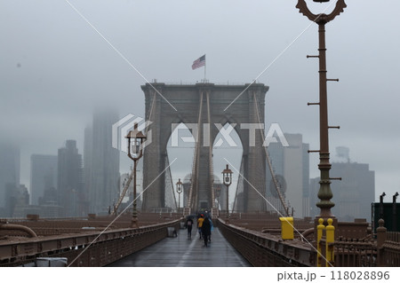 雨のブルックリンブリッジ 118028896