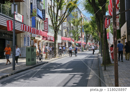 東京都新宿区　神楽坂通り 118028897