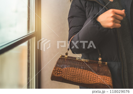 ハンドバックを持つ女性 118029076