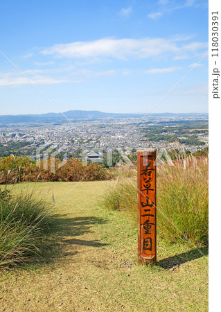 奈良・秋の若草山 二重目 奈良の街並み 118030391
