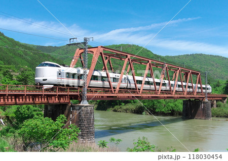 晴天の下で鉄橋を渡るJR西日本287系特急電車 118030454