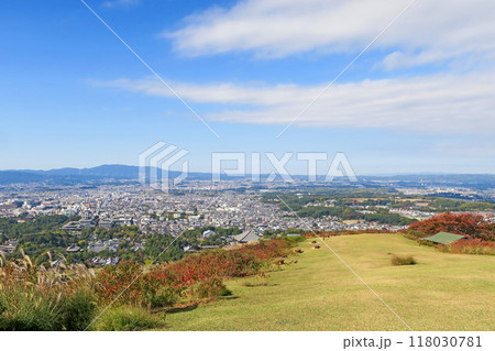 奈良・秋の若草山 一重目 奈良の街並み 奈良・秋の若草山 一重目 奈良の街並み 118030781