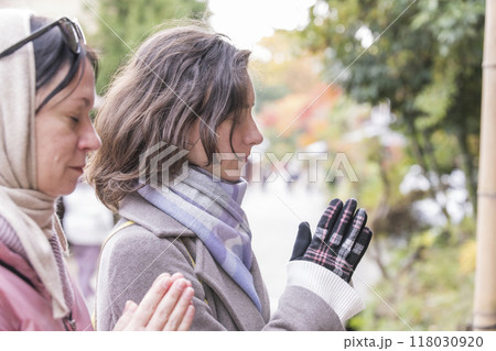 京都を観光する外国人観光客の親子 京都を観光する外国人観光客の親子 118030920