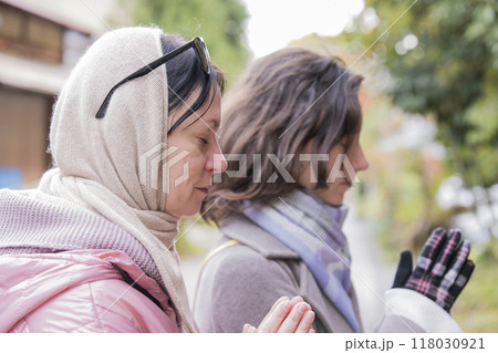 京都を観光する外国人観光客の親子 京都を観光する外国人観光客の親子 118030921