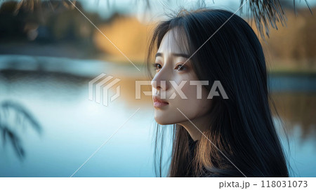 湖を眺めるロングヘアの女性 118031073
