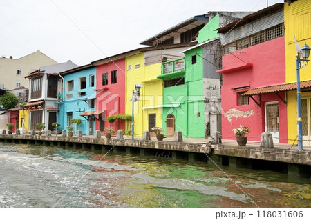 マラッカ川沿いのカラフルな建物 118031606