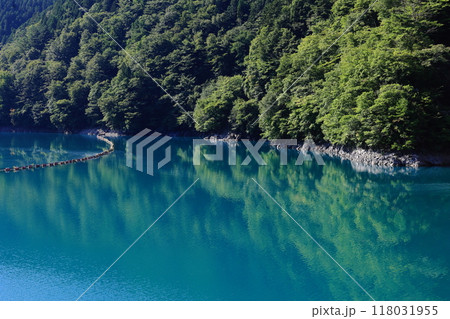 エメラルドグリーンの湖面に映えるエメラルドブルーの湖 エメラルドグリーンの湖面に映えるエメラルドブルーの湖 118031955