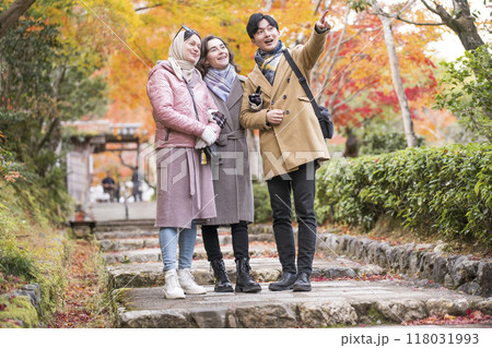 秋の京都を観光する親子 秋の京都を観光する親子 118031993
