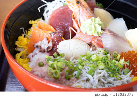 美味しい具沢山の海鮮丼 118032375