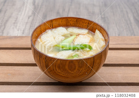 揚げと葱の味噌汁 118032408