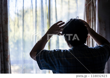 不安な男性 不安な男性 118032423