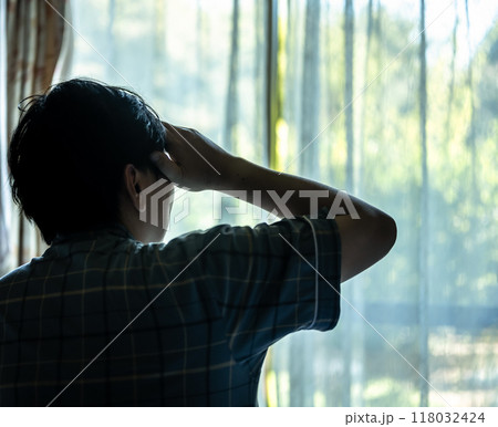 不安な男性 不安な男性 118032424