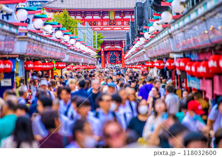 日本の東京都市景観 9月。インバウンド続く…団体旅行客や子供たち、外国人観光客らで賑わう浅草寺＝4日 118032600