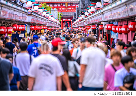 日本の東京都市景観 9月。インバウンド続く…団体旅行客や子供たち、外国人観光客らで賑わう浅草寺＝4日 118032601