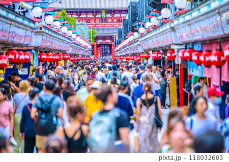 日本の東京都市景観 9月。インバウンド続く…団体旅行客や子供たち、外国人観光客らで賑わう浅草寺=4日 日本の東京都市景観 9月。インバウンド続く…団体旅行客や子供たち、外国人観光客らで賑わう浅草寺=4日 118032603