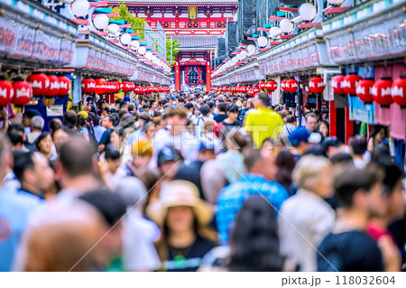 日本の東京都市景観 9月。インバウンド続く…団体旅行客や子供たち、外国人観光客らで賑わう浅草寺＝4日 118032604
