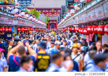 日本の東京都市景観 9月。インバウンド続く…団体旅行客や子供たち、外国人観光客らで賑わう浅草寺＝4日 118032605