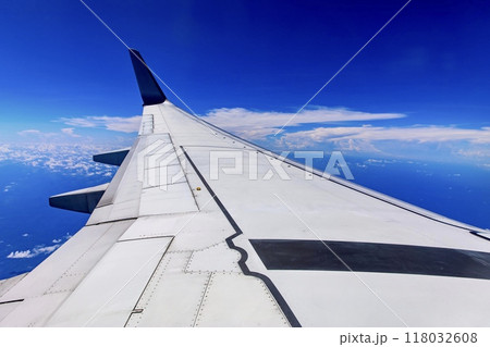 水平飛行中の飛行機の主翼 水平飛行中の飛行機の主翼 118032608