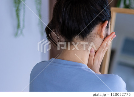 肌ケアをする女性 肌ケアをする女性 118032776